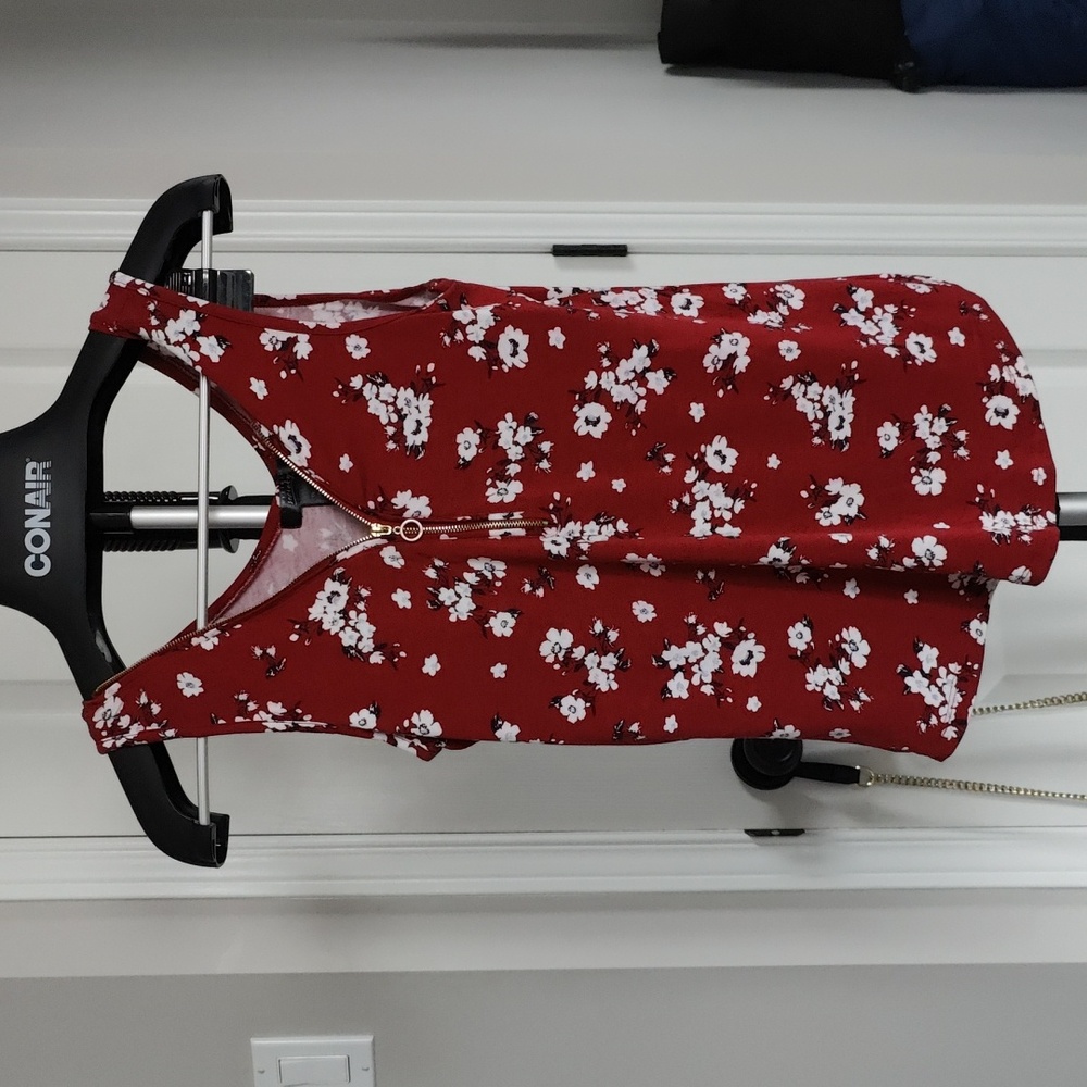 Red tanktop - Picture 2 of 11
